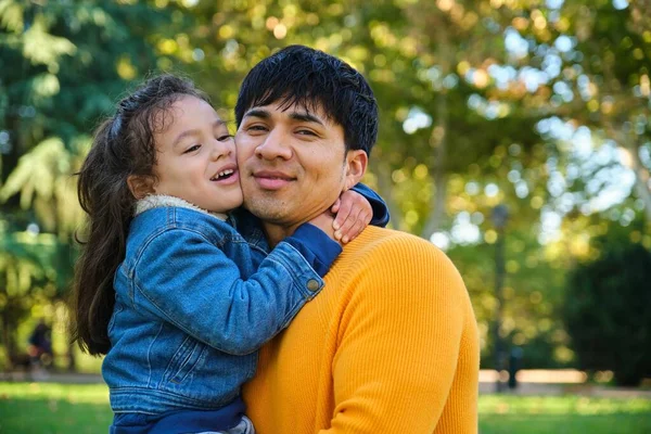 Портрет Счастливого Сына Эквадора Обнимающего Отца Парке — стоковое фото