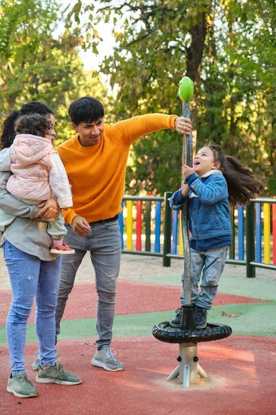 Счастливые Испаноязычные Родители Играют Своими Детьми Синхронном Прядильщике Парке Латинская — стоковое фото