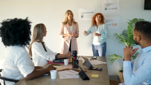 Şirket Ceo Ortak Çalışma Ofisindeki Bir Toplantıya Dahil Olmak Için — Stok video