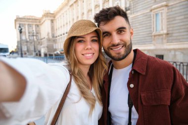 Genç, beyaz bir çift Madrid, İspanya 'yı gezerken selfie çekiyor..
