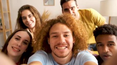 Bir grup neşeli genç arkadaş selfie çekip gülümseyen kameraya bakıyorlar. Gençlik yaşam tarzı ve arkadaşlık.
