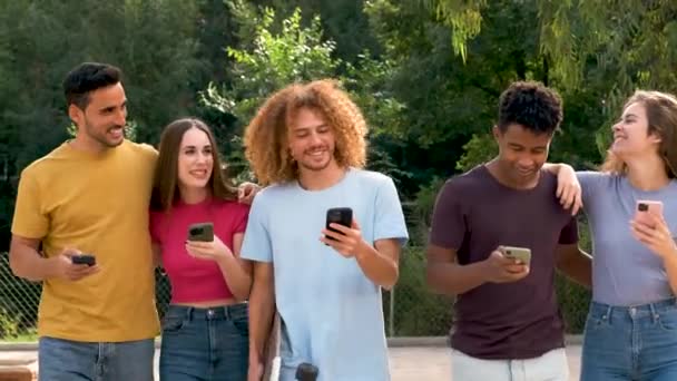 Skupina Přátel Sledujících Chytré Mobilní Telefony Flákání Závislost Teenagerů Nových — Stock video