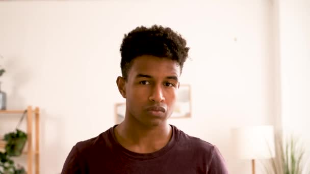 Porträt Eines Jungen Schwarzen Der Die Kamera Blickt Und Hause — Stockvideo