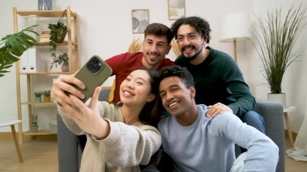 Multiraciální Skupina Přátel Usmívá Bere Selfie Doma — Stock video