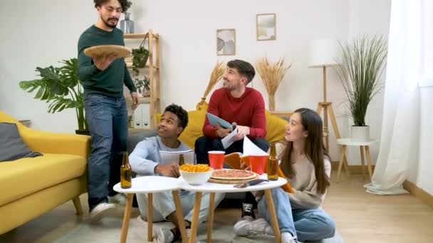 Amico Che Porta Pizza Suoi Colleghi Mentre Studia Una Casa — Video Stock