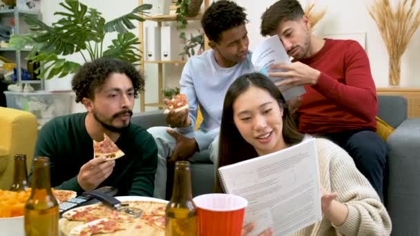 Grupa Wielorasowych Kolegów Studiujących Jedzących Razem Pizzę Wspólnym Domu Studenckim — Wideo stockowe