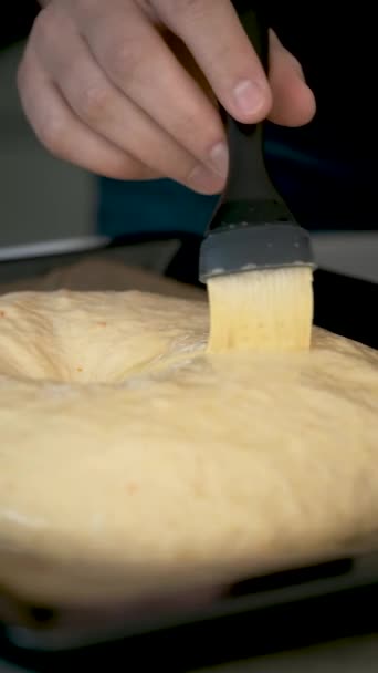 用刷子把一只生的罗森 雷耶斯的表面涂上搅拌过的鸡蛋 圣诞节和国王日的典型西班牙甜食 — 图库视频影像