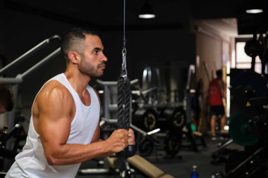 Güçlü İspanyol bir adam spor salonunda halatla kazak çekiyor..