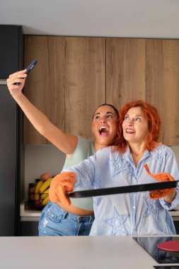 Anne ve kızı taze pişmiş ev yapımı tereyağlı kurabiyelerle selfie çekiyorlar. Aile zamanı..