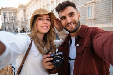 Genç Kafkasyalı turist Madrid, İspanya 'yı gezerken selfie çekiyor..