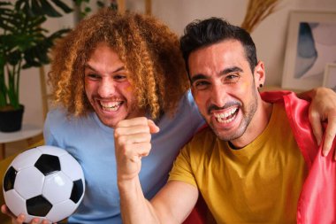 Genç erkek arkadaşları Dünya Kupası 'nda İspanya' nın golünü kutluyor..