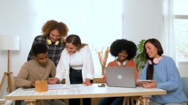 Bir grup çok ırklı üniversite öğrencisi evde birlikte okuyorlar..