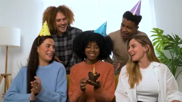 Multiraciale Gelukkige Vrienden Vieren Een Verjaardagsfeest Met Feesthoorns Hoeden — Stockvideo