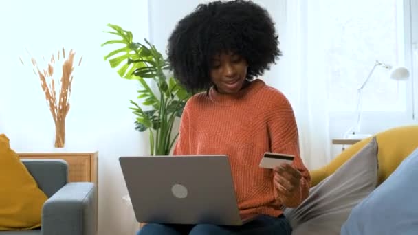 Kubanische Junge Frau Kauft Online Mit Einer Kreditkarte Ihrem Laptop — Stockvideo