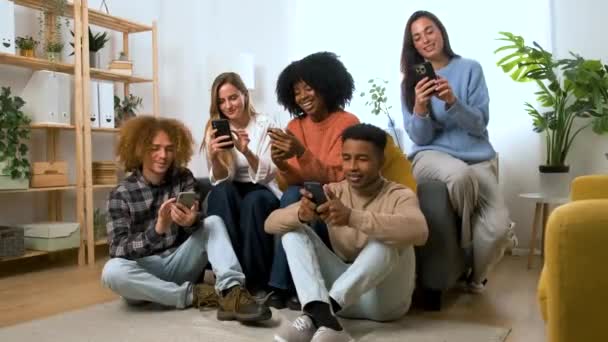 Skupina Mladých Spolubydlících Kteří Používají Svůj Smartphone Společně Sdíleném Bytě — Stock video
