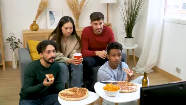 Grupa Przyjaciół Jedzących Pizzę Sfrustrowana Pomyłką Drużyny Piłkarskiej Wspólnym Domu — Wideo stockowe