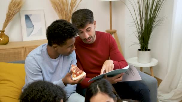 Grupa Wieloetnicznych Kolegów Studiujących Jedzących Pizzę Wspólnie Domu Studenckim — Wideo stockowe