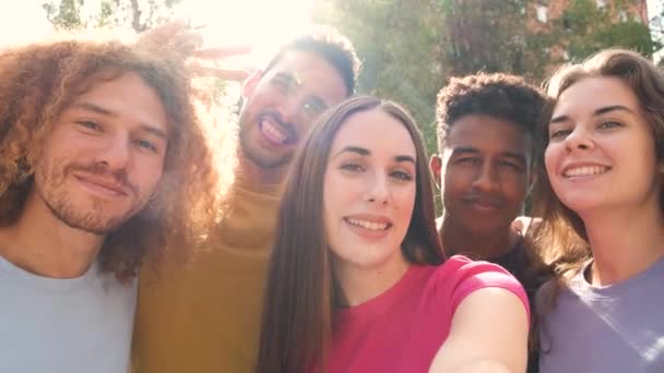 Skupina Veselých Mladých Přátel Kteří Berou Selfie Dívají Usmívající Kameru — Stock video