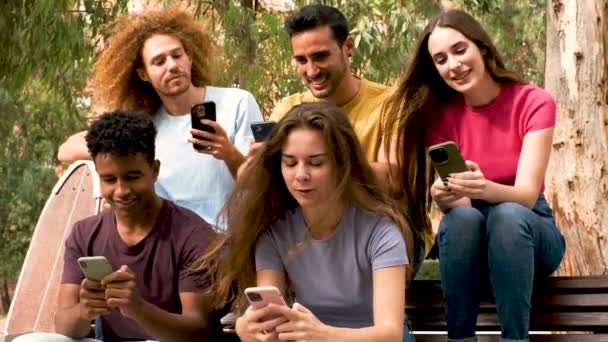 Skupina Mladých Přátel Držící Mobilní Telefony Sledování Videa Komunikace Online — Stock video