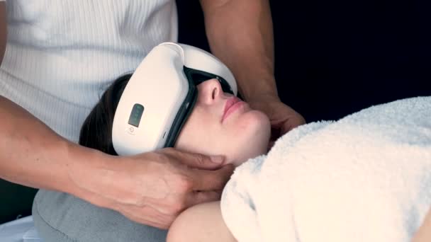 Donna Che Riceve Una Maschera Rilassante Mentre Indossa Massaggiatore Intelligente — Video Stock