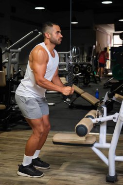 Güçlü İspanyol bir adam spor salonunda halatla kazak çekiyor..