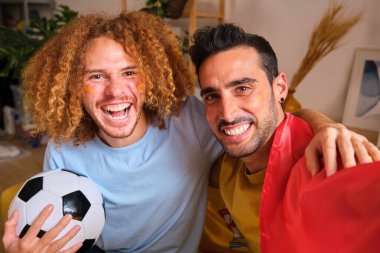 Genç erkek arkadaşlar Dünya Kupası maçında İspanya 'yı izlerken selfie çekiyorlar..