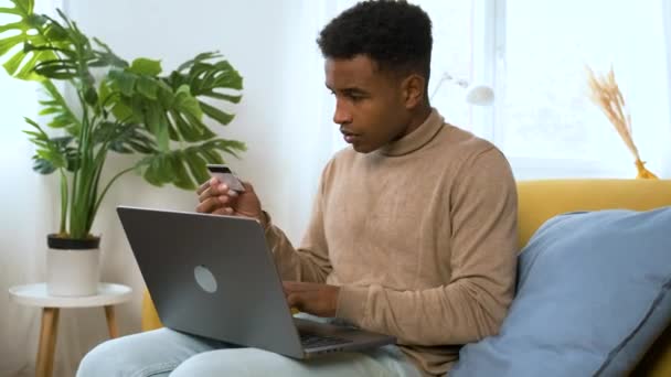 Jovem Africano Comprando Online Com Cartão Crédito Seu Laptop Casa — Vídeo de Stock
