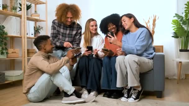 Ομάδα Νεαρών Συγκατοίκων Που Μιλάνε Και Γελούν Χρησιμοποιώντας Smartphones Τους — Αρχείο Βίντεο