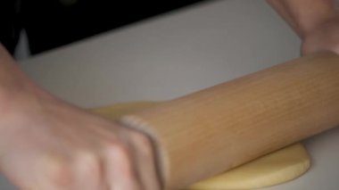 Kurabiye hazırlamak için masanın üzerine para döken tanınmayan bir adam..