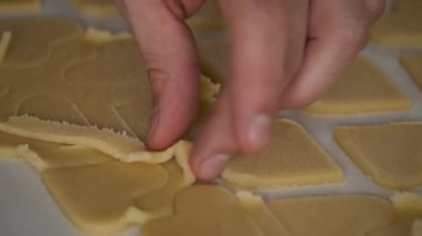 Sevgililer günü için masada kalp şeklinde kurabiyeler hazırlayan tanınmamış bir adam..