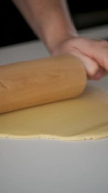 Kurabiye hazırlamak için masanın üzerine para döken tanınmayan bir adam..