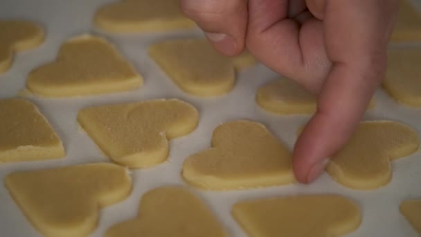 Nierozpoznawalny Mężczyzna Przygotowujący Ciasteczka Kształcie Serca Walentynki — Wideo stockowe