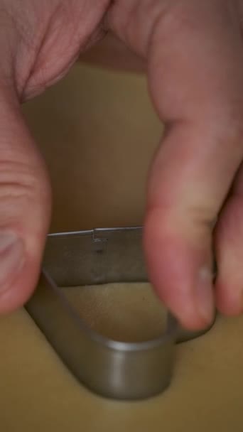 Nierozpoznawalny Mężczyzna Krojący Ciasteczka Kształcie Serca Nożem Kształcie Serca Stole — Wideo stockowe