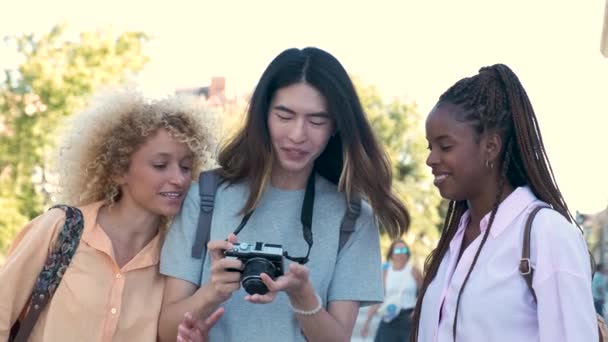 Tři Multiraciální Přátelé Dívají Fotografie Fotoaparátu Při Prohlídce Města Madridu — Stock video