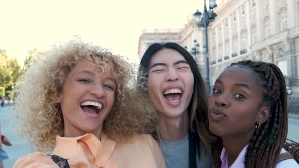 Tři Multiraciální Šťastní Přátelé Selfie Smáli Létě Madridu Španělsku — Stock video