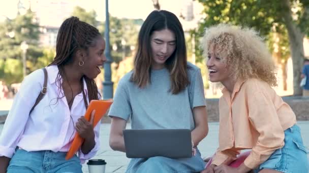Tři Multiraciální Přátelé Studují Notebookem Složkou Parku — Stock video