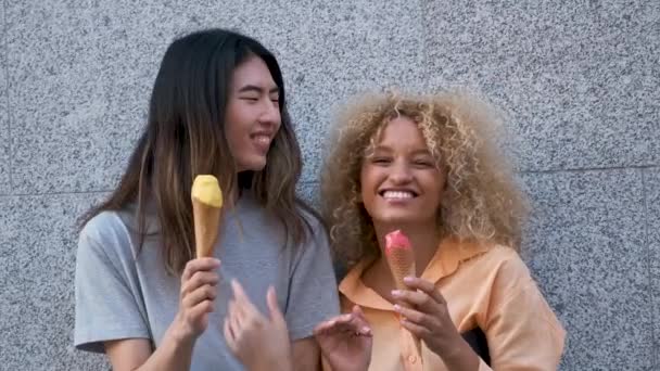 Dwóch Wielorasowych Szczęśliwych Przyjaciół Rozmawiających Śmiejących Się Podczas Jedzenia Lodów — Wideo stockowe