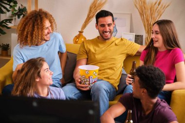 Bir grup çok ırklı mutlu arkadaş izledikleri film hakkında konuşuyorlar..