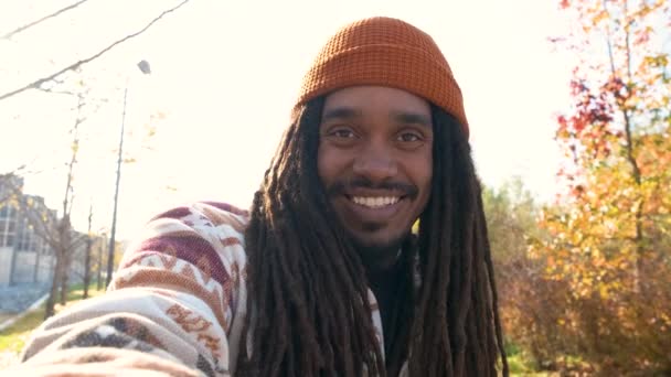アフリカ系アメリカ人の若者は 秋の晴れた日に笑顔でセルフィーをとる — ストック動画