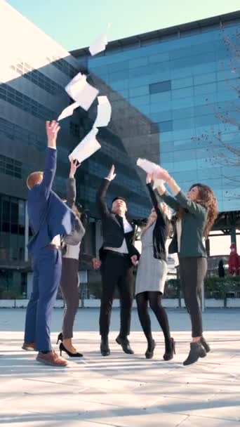 ビジネスパーソン投資家チームは成功 強気市場 利益を祝うストリートで紙を投げる — ストック動画