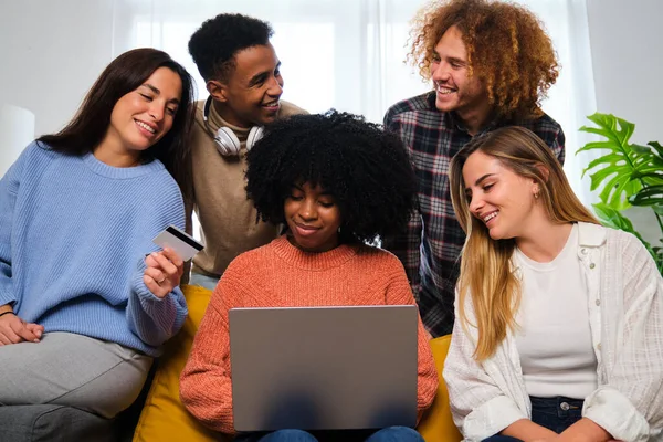 İnternetten bilgisayar ve kredi kartıyla satın alan bir grup arkadaş. Rezervasyon yaptırıyorum..