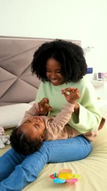 Mutlu Kübalı anne, yatağında gülen küçük kızını gıdıkladı..