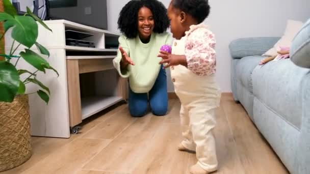 キューバの母親は自宅の床に彼女の幼い娘とボールで遊んで — ストック動画