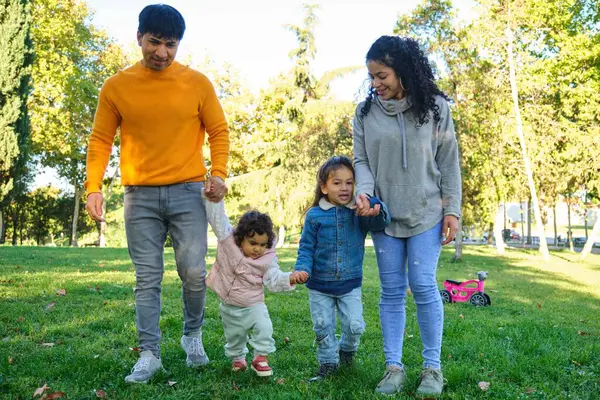 Латиноамериканская Счастливая Семья Двумя Детьми Гуляющими Вместе Парке — стоковое фото