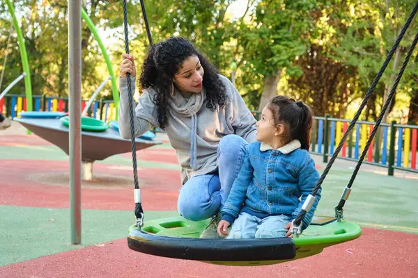 Latin Anya Játszik Fiával Egy Hintán Parkban Latin Család Stock Kép