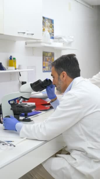 Científico Mirando Través Del Microscopio Trabajando Laboratorio Bioquímico Investigación Científica — Vídeo de stock