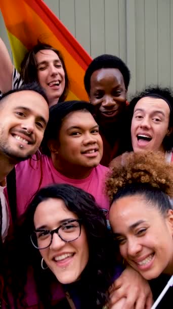 Grupo Personas Lgbtq Tomando Una Selfie Con Banderas Arco Iris — Vídeo de stock