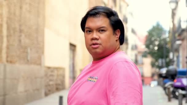 Schwuler Asiatischer Mann Rosa Hemd Mit Regenbogenfahne Blickt Die Kamera — Stockvideo