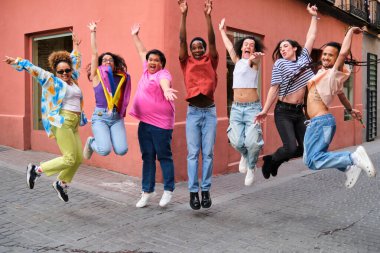 LGBTQ 'dan insanlar ellerinde gökkuşağı bayrağı tutarak Onur Günü' nü kutluyorlar. Sahne neşeli ve kutlayıcıdır..