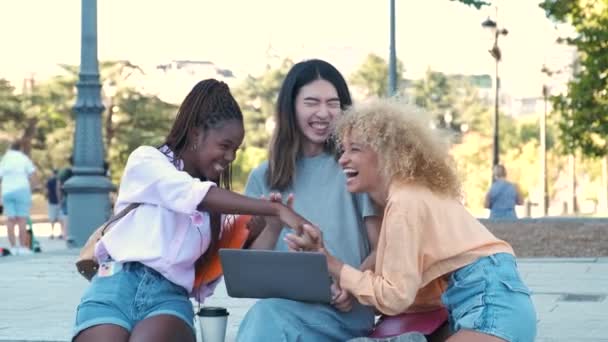 Tre Amici Multirazziali Felici Batti Cinque Ridendo Perché Ottenuto Punteggio — Video Stock